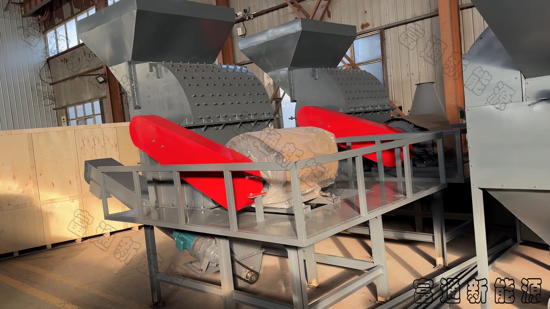 兩臺(tái)下出料1000型木材粉碎機(jī)順利完工，即將發(fā)貨